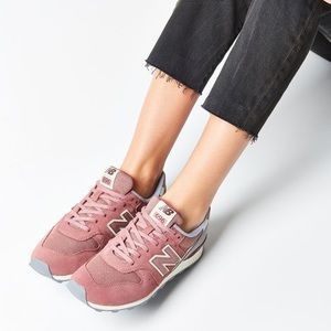 New Balance 696 Pink Winter Seaside Sneakers